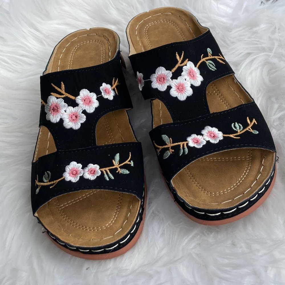 NEW Gorgeous Black Embroidered Size 41 or 9 Medium Floral Sandals
